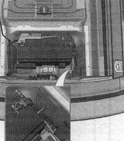 602. Кропка злучэння з масай у прасторы для ног злева «стрэлка»