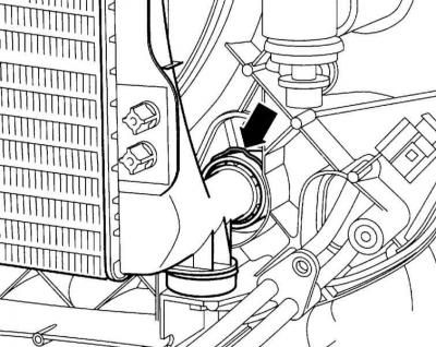 12. Odvojite crijevo od hladnjaka uklanjanjem pričvrsne kopče na spojnoj prirubnici (strelica na…