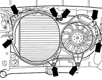 7. Remove the fan shroud (arrows in the accompanying illustration) and take it out.