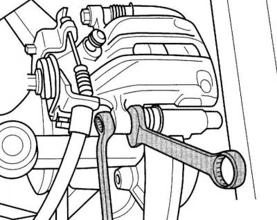 3. Выверните болты крепления корпуса суппорта. При этом удерживайте направляющие пальцы от…