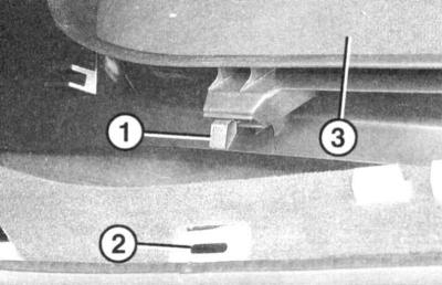 1. Wyjąć wkładkę (3) z otworu (2). (1) – zacisk sprężynowy.