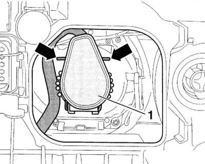 5. Xenon lampa: Okrenite čep (1) u smjeru suprotnom od kazaljke na satu i izvadite ga. Otpustite…