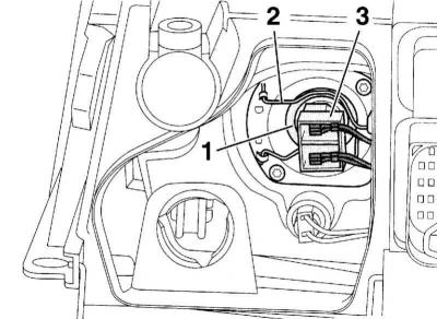 6. Duga svjetla: Odvojite konektor (3), otpustite nosač (2) i izvadite žarulju (1) iz kućišta.…