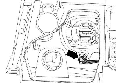 7. Parkirno svjetlo: Otpustite jezičke za zaključavanje i uklonite uložak (strelica na priloženoj…