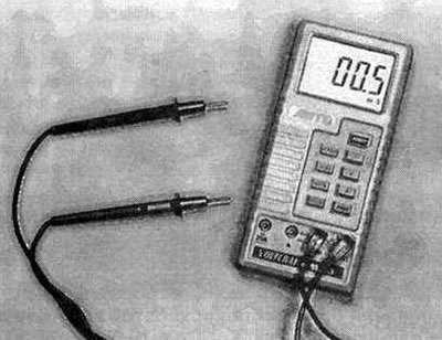 Przy pomiarach wielkości elektrycznych podczas pracy z podzespołami elektronicznymi pomocny będzie…