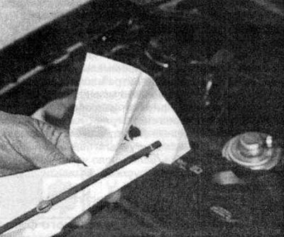 Kako biste provjerili razinu ulja, obrišite mjernu šipku čistom krpom koja ne ostavlja dlačice ili…