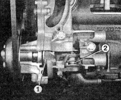 Ovaj dio četverocilindričnog motora jasno prikazuje unutarnje dijelove vodene pumpe 1. Termostat 2…