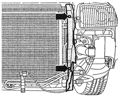 Prije skidanja radijatora odvrnite zračne kanale s desne i lijeve strane