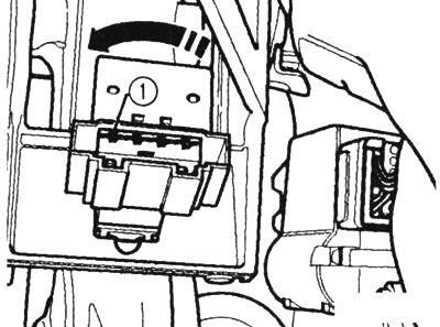 Nakon uklanjanja kutije za odlaganje na vozačevoj strani, prekidač svjetla kočnice 1 postaje vidljiv