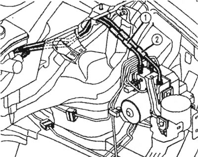 Prije odvrtanja kočionih cijevi pokrijte hidrauličku jedinicu nenamočenom krpom