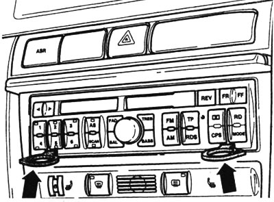 Uklanjanje radija: Budući da radio jednostavno klizne van, ovaj posao ide brzo. Bilo bi dobro da tu…
