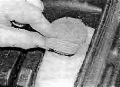 1. Spremnik tekućine za pranje vjetrobrana i stražnjeg stakla (ako je instaliran) nalazi se na…