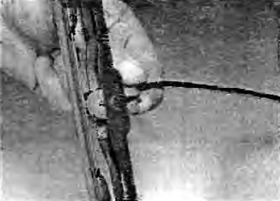 2. Da biste zamijenili četku, povucite ruku od vjetrobrana dok ne sjedne na mjesto. Okrenite četku…