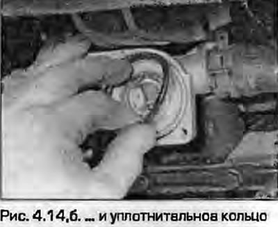 14. Odvijte pričvrsne vijke, zatim uklonite poklopac kućišta termostata, a zatim i brtveni prsten s…