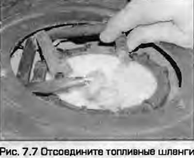 7. Раскладзяце рыззё пад шлангамі для збору паліва. Прыслабце хамуты і зніміце сілкавальны і…