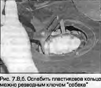 8. Запомніце кірунак стрэлак і кольцы, адкруціце пластыкавае кольца мацавання блоку ў бека. Для…
