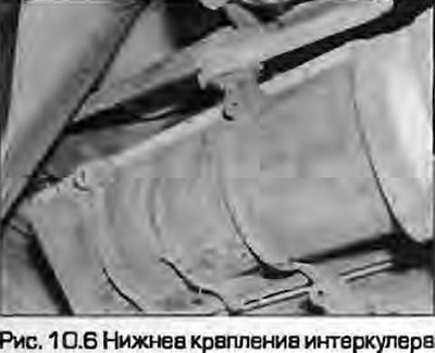 6. Выцягніце ніжнюю частку интеркулера з мантажнага ўшчыльнення і адчэпіце яго ад верхніх мантажных…