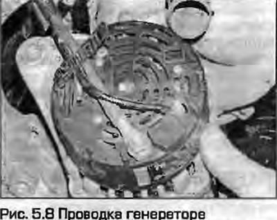 8. Pažljivo otpustite plastičnu stezaljku s ožičenja generatora (Sl. 5.8).