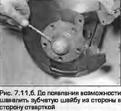 11. Zategnite maticu glavčine dok se ne zaustavi uz podlošku, a zatim okrenite disk tako da se…