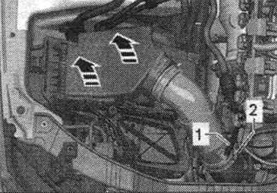 Отсоединить шланг «1» от возд. фильтра. Освободить патрубок впускного воздуха «2», Извлечь корпус…