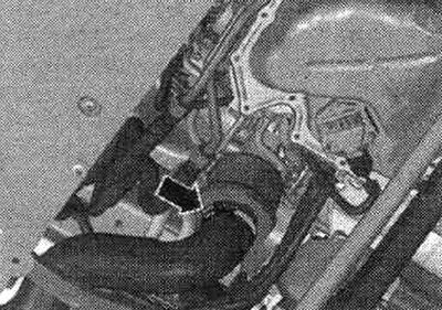 Отсоединить шланговый зажим «стрелка», снять воздуховодный шланг и отвести в сторону.