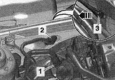 Снять вакуумный патрубок «2» с торцевой стенки водоотводящего короба, для этого отсоединить…