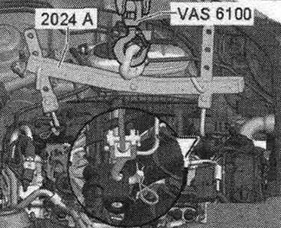 Подвесить приспособление для вывешивания «2024 А» на двигателе и сервисном кране «VAS 6100», как…