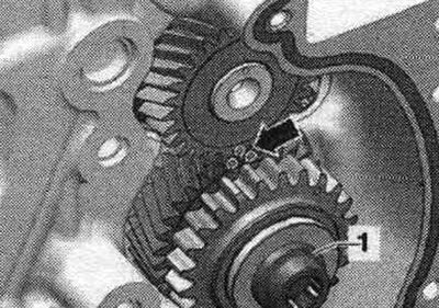 Turn the intermediate gear and balance shaft until the arrow marks align.