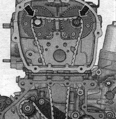 Hang the drive chain with the arrow marks on the camshaft journals.