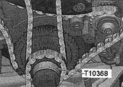 Screw on the T10368 mandrel using the arrow bolt of the torsional vibration damper.