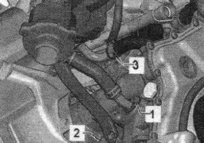 Odskrutkujte skrutku «1» a odstráňte spätné olejové potrubie. Odskrutkujte skrutku «2» a otočte ju…