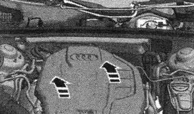 Odstráňte kryt motora so «šípkou».
