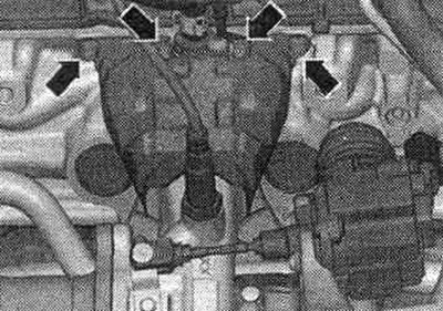 Odskrutkujte matice «1» zhora a posuňte neutralizátor dozadu. Odstráňte tepelný štít «šípky».