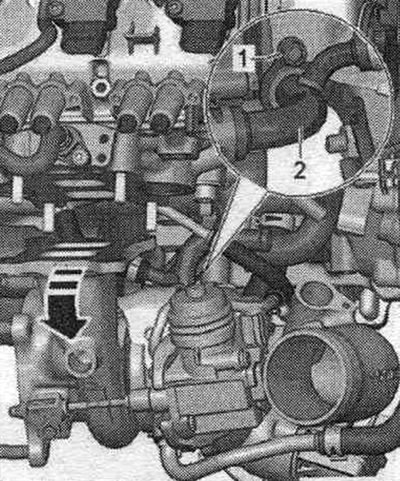 Odstráňte turbodúchadlo z upevňovacích čapov v smere šípky. S druhým mechanikom, ktorý podopiera…