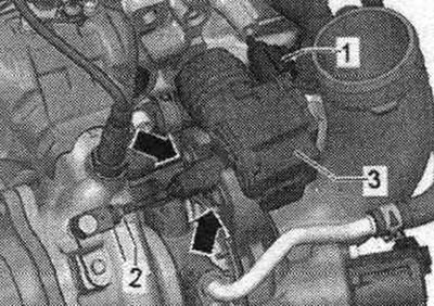 Po demontáži je potrebné vymeniť vodiacu lopatku turbodúchadla «V465». Odpojte konektory «1» od…
