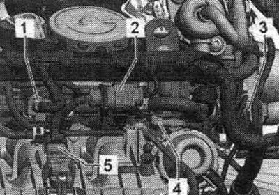 1. Czujnik ciśnienia paliwa niskiego ciśnienia «G410»; 2. Złącze elektryczne wtryskiwaczy MPI; 3.…