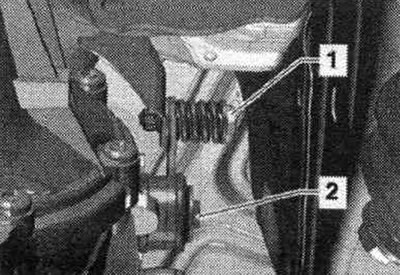 Odstráňte prídavný tlmič výfuku. Odpojte závitové pripojenie «1», odskrutkujte skrutku «2» a…