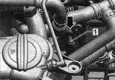 Разкачете конектора «1» от сензора за обороти на двигателя «G28» «2». Развийте монтажния винт…