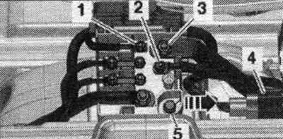 Отвернуть гайки «1...3» проводов. Извлечь штекерное соединение «4» из держателя и разъединить его.…