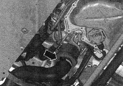 Отсоединить шланговый зажим «стрелка», снять воздуховодный шланг и отвести в сторону.