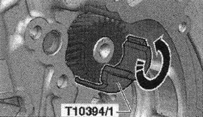 Монтирайте чашката «T10394/1» на издърпвача «T10394» и я завъртете нагоре по посока на стрелката.