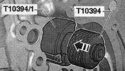 Монтирайте скобата «T10394» и преместете плъзгащата се втулка в «посоката на стрелката».