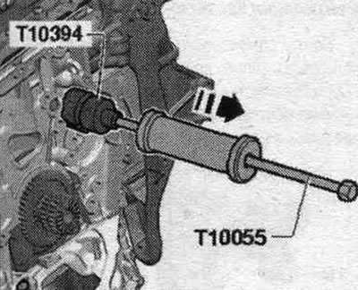 Завийте издърпвача «T10055» в издърпвача «T10394» и натиснете балансиращия вал по «посока на…