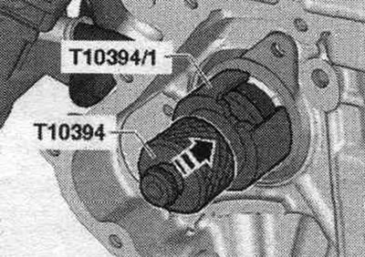 Монтирайте скобата «T10394» и преместете плъзгащата се втулка в «посоката на стрелката».
