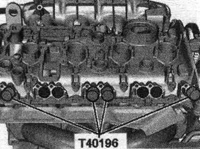 Поставете монтажните щифтове «T40196», както е показано на фигурата. Завъртете коляновия вал на 4…