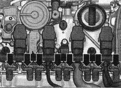 Отстранете болтовете на блока на конектора на бобината. Извадете щепселите «стрелка» от…