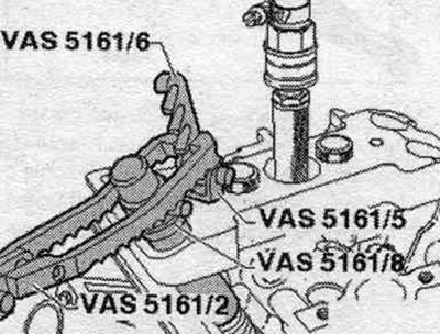За входната страна: Завийте крепежното приспособление «VAS 5161/6» с висяща вилица «VAS 5161/5» в…