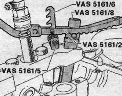 За страната на изпускателната система: Завийте инструмента «VAS 5161/6» с висяща вилица «VAS…
