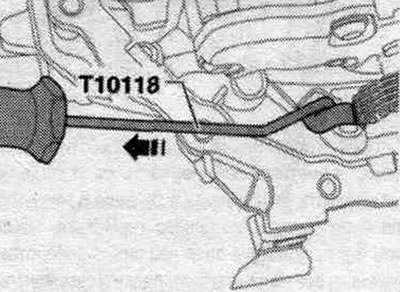 Потягнути натягувач ланцюга монтажним пристосуванням «Т10118» у «напрямку стрілки» і зняти олію.…