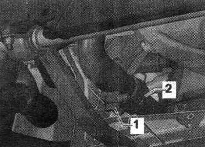 Поставете сервизна тава под двигателя. Развийте пробката за източване «1» и източете охлаждащата…